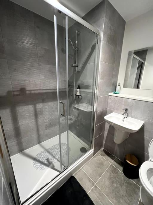 Luxurious City View Apartment In Salford Манчестер Экстерьер фото