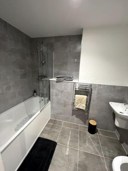 Luxurious City View Apartment In Salford Манчестер Экстерьер фото