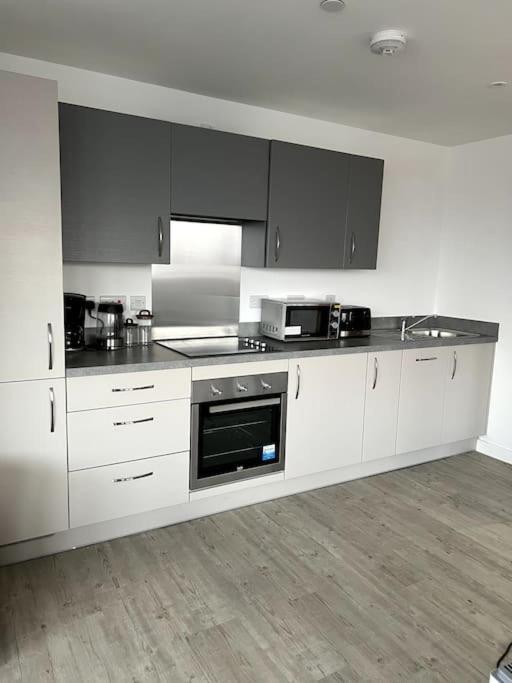 Luxurious City View Apartment In Salford Манчестер Экстерьер фото