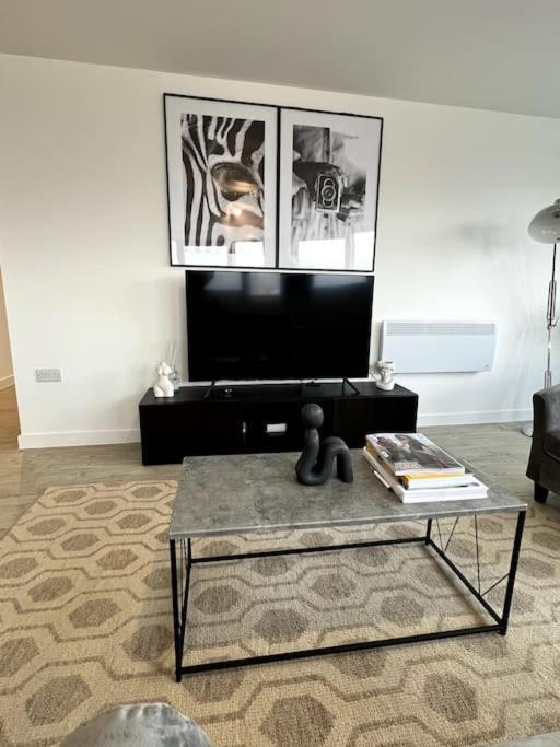 Luxurious City View Apartment In Salford Манчестер Экстерьер фото